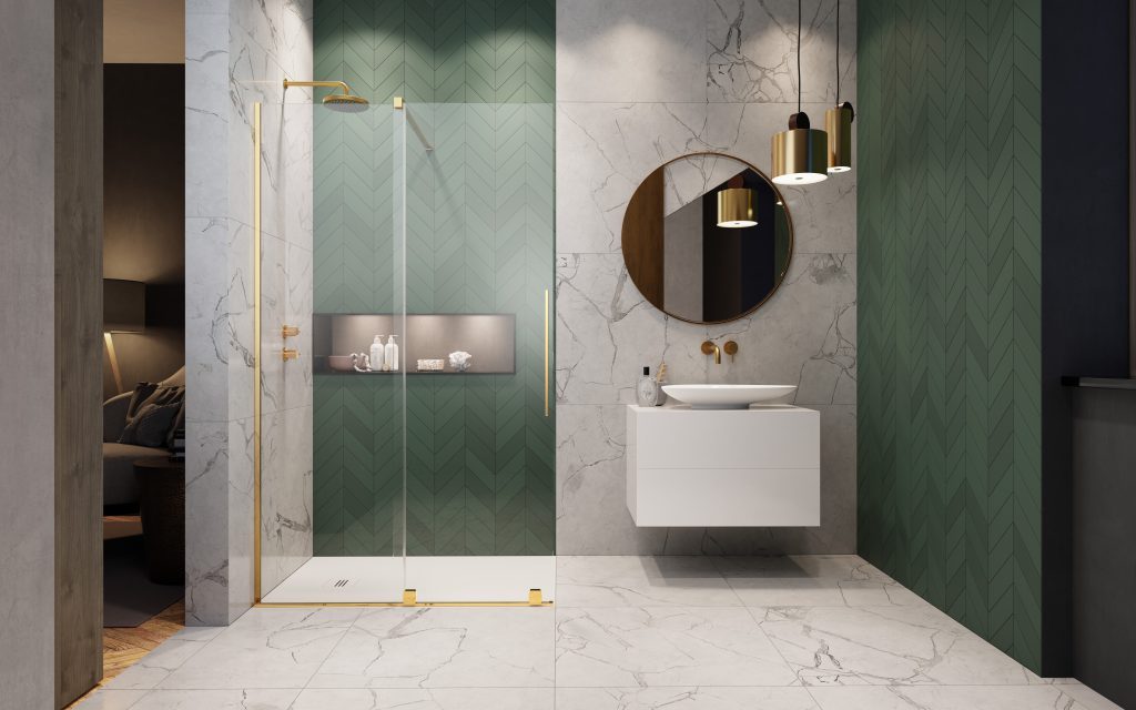 Walk-In-Dusche mit goldenem Profil vor grünen Fliesen